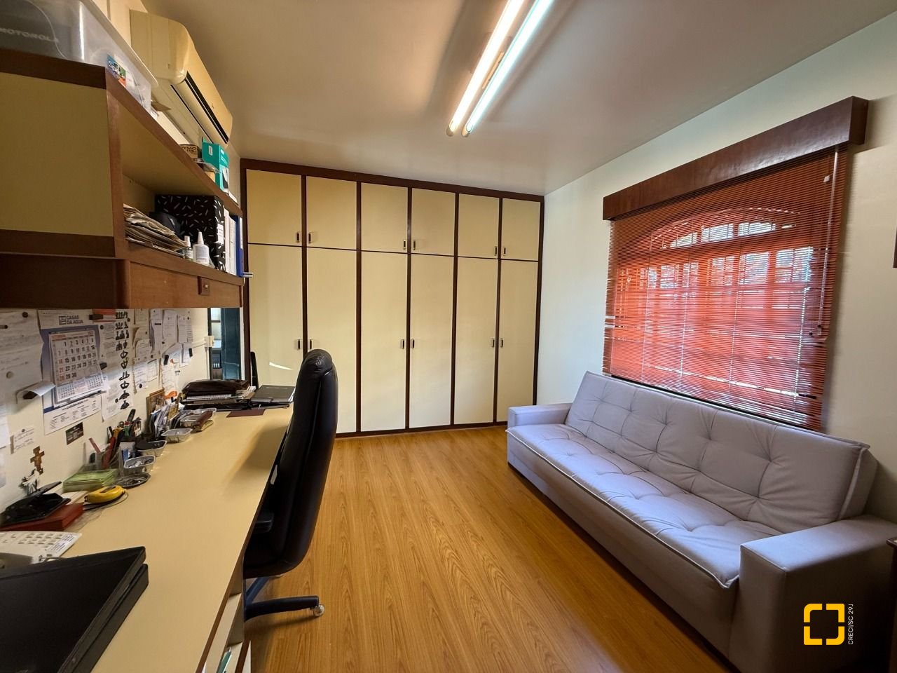 Casa com 416m², 4 quartos (sendo 1 suíte), 4 garagens, no bairro Morro da Cruz em Florianópolis