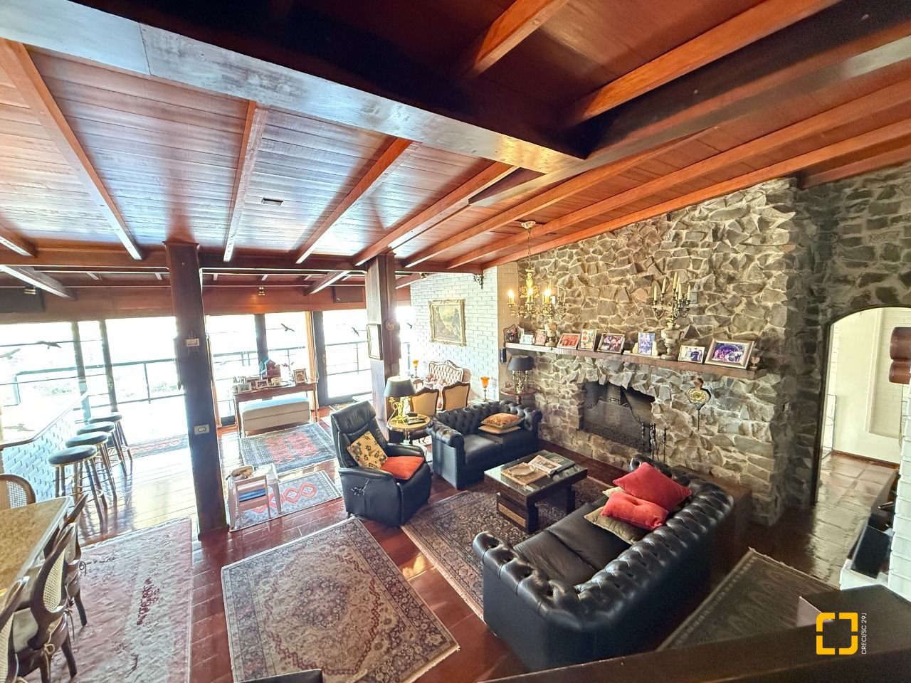 Casa com 416m², 4 quartos (sendo 1 suíte), 4 garagens, no bairro Morro da Cruz em Florianópolis
