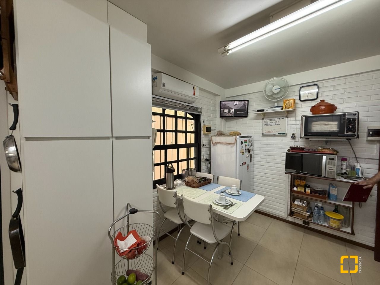 Casa com 416m², 4 quartos (sendo 1 suíte), 4 garagens, no bairro Morro da Cruz em Florianópolis