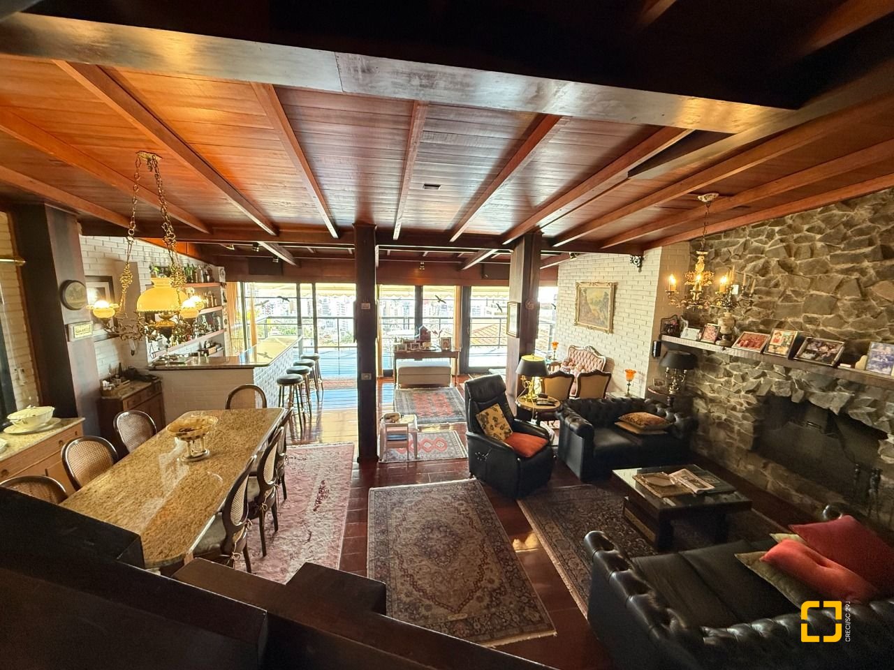 Casa com 416m², 4 quartos (sendo 1 suíte), 4 garagens, no bairro Morro da Cruz em Florianópolis