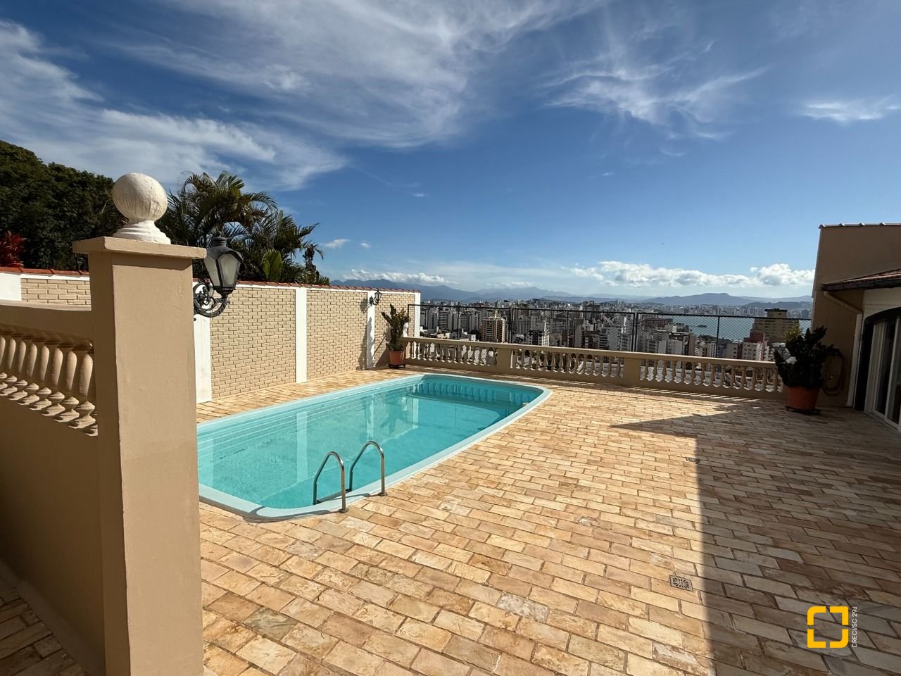 Casa com 416m², 4 quartos (sendo 1 suíte), 4 garagens, no bairro Morro da Cruz em Florianópolis