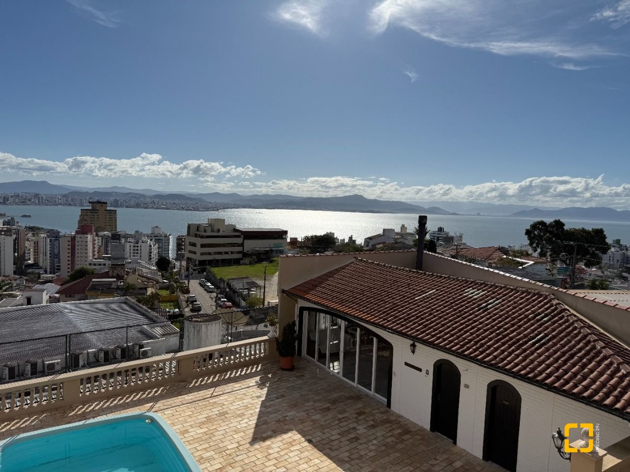 Casa com 416m², 4 quartos (sendo 1 suíte), 4 garagens, no bairro Morro da Cruz em Florianópolis