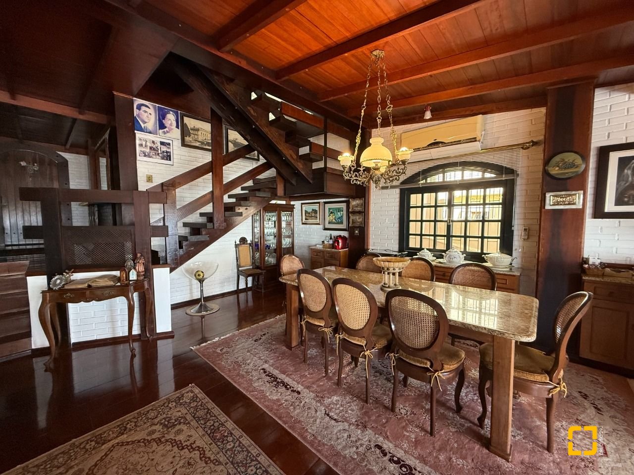 Casa com 416m², 4 quartos (sendo 1 suíte), 4 garagens, no bairro Morro da Cruz em Florianópolis