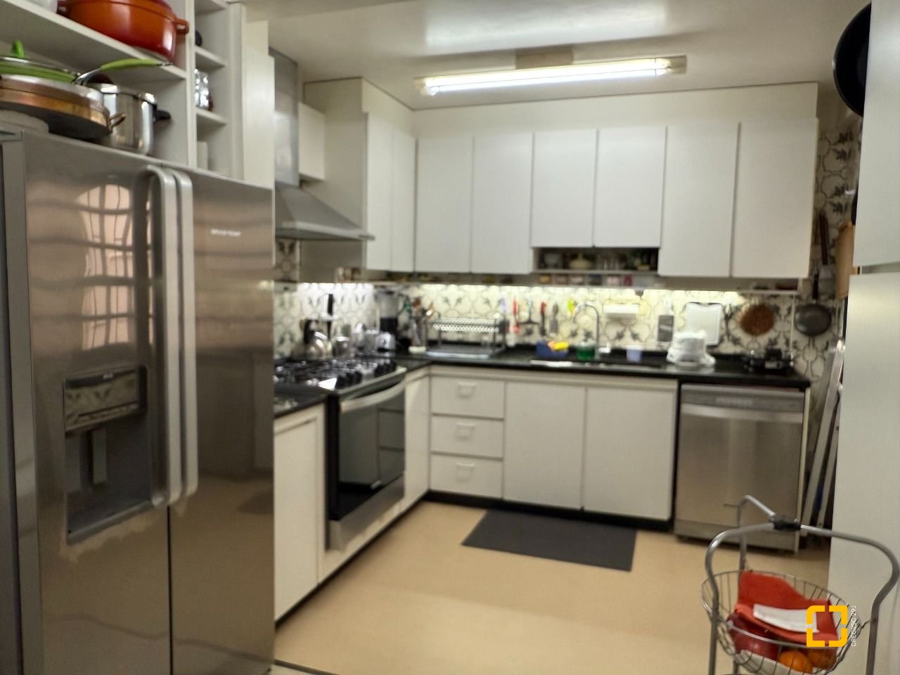 Casa com 416m², 4 quartos (sendo 1 suíte), 4 garagens, no bairro Morro da Cruz em Florianópolis