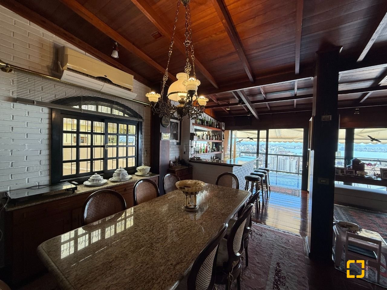 Casa com 416m², 4 quartos (sendo 1 suíte), 4 garagens, no bairro Morro da Cruz em Florianópolis