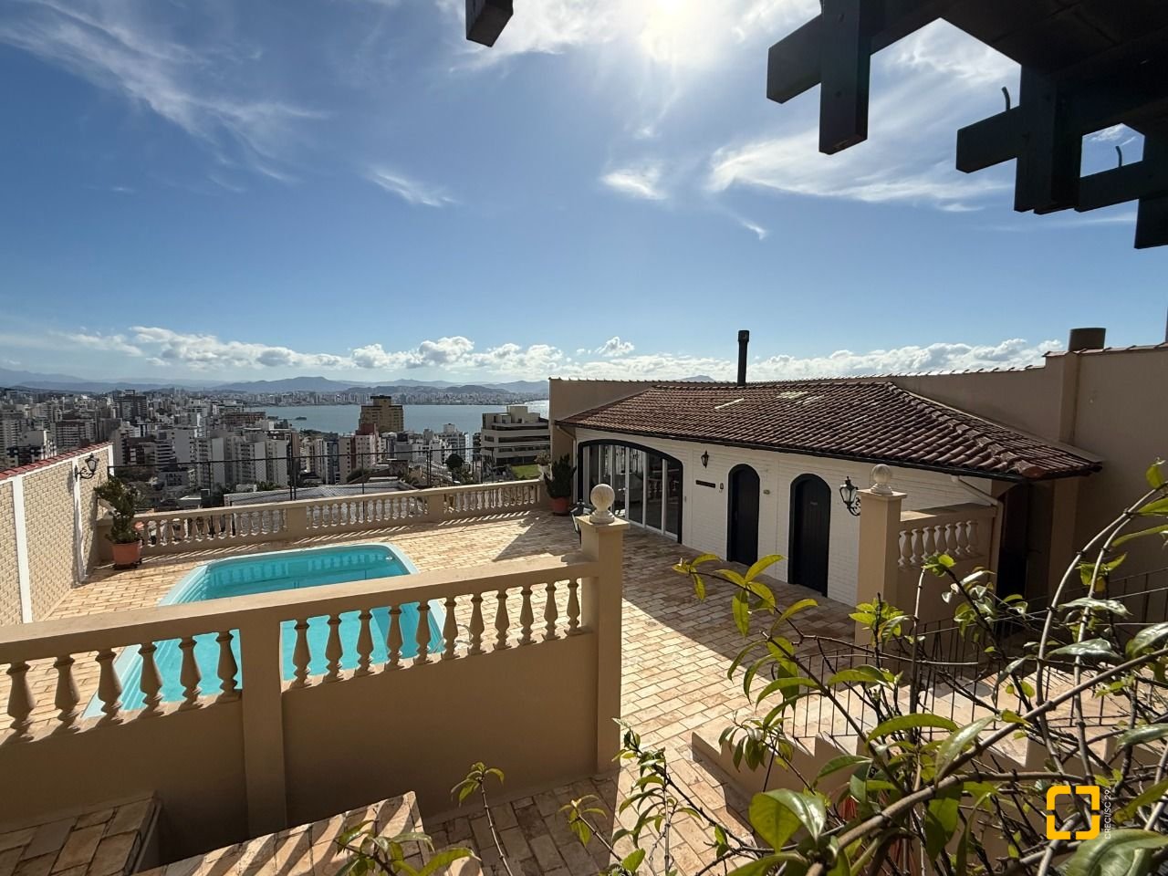 Casa com 416m², 4 quartos (sendo 1 suíte), 4 garagens, no bairro Morro da Cruz em Florianópolis