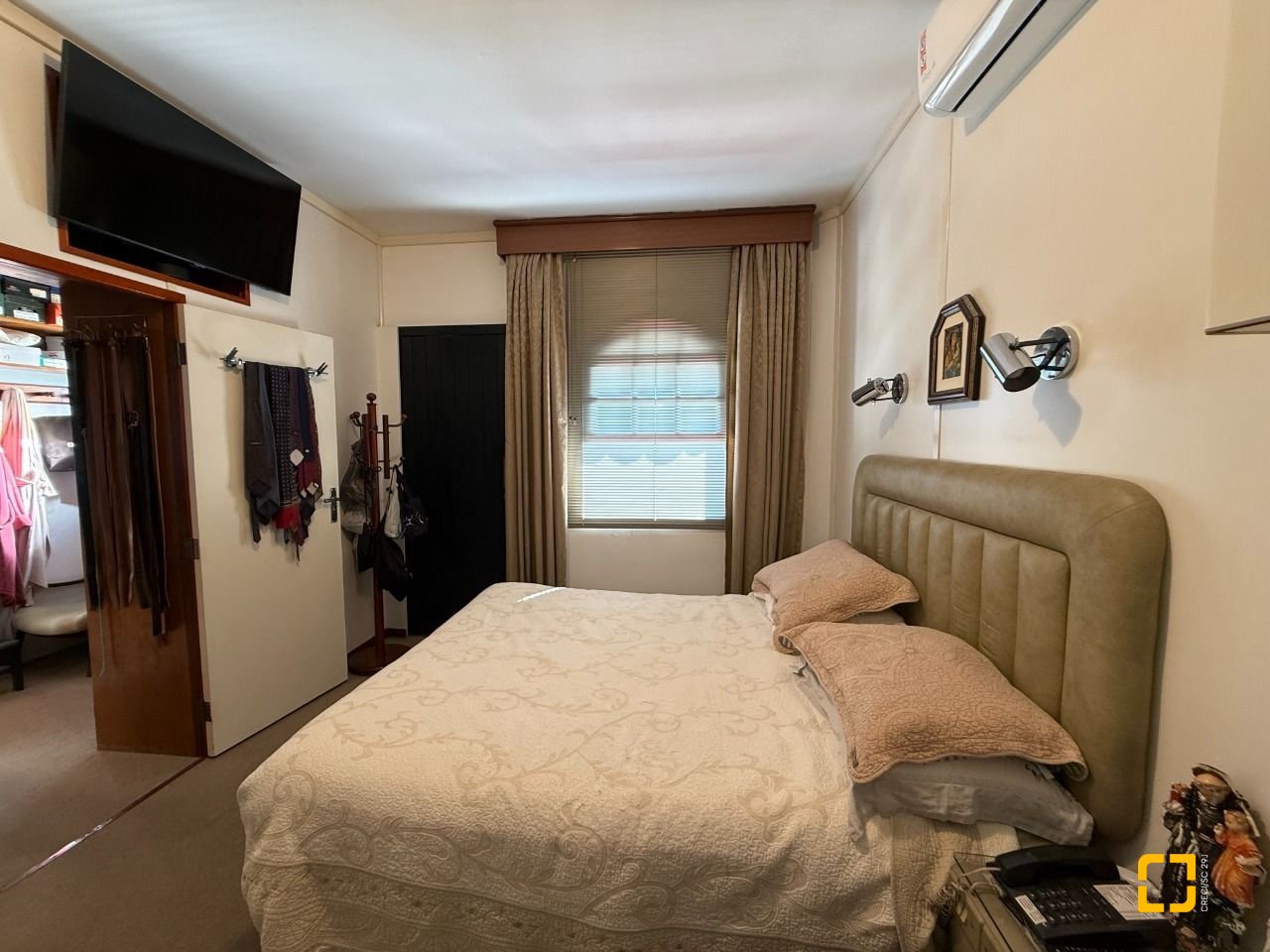 Casa com 416m², 4 quartos (sendo 1 suíte), 4 garagens, no bairro Morro da Cruz em Florianópolis