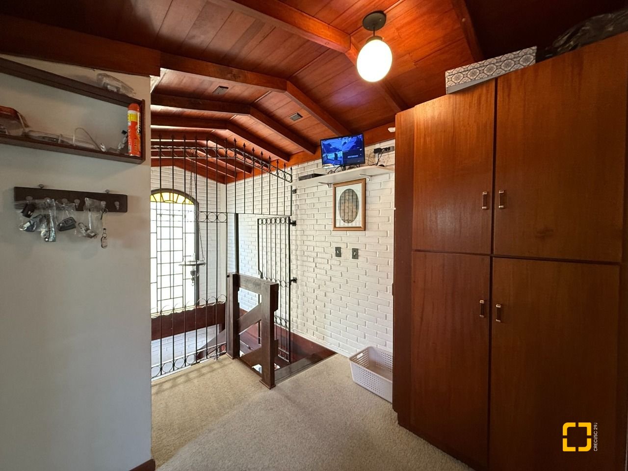 Casa com 416m², 4 quartos (sendo 1 suíte), 4 garagens, no bairro Morro da Cruz em Florianópolis