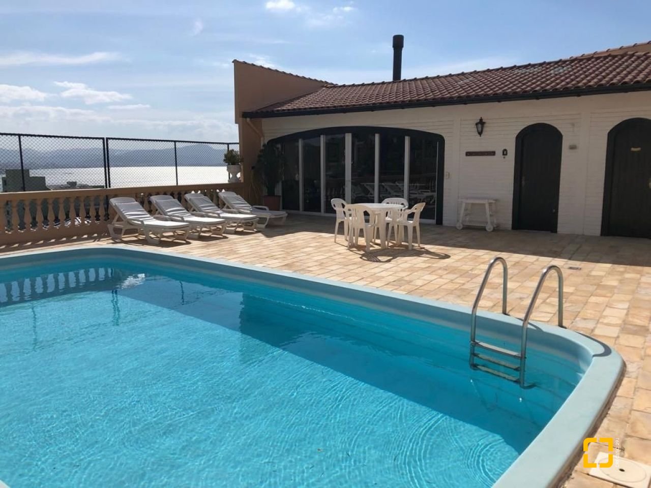 Casa com 416m², 4 quartos (sendo 1 suíte), 4 garagens, no bairro Morro da Cruz em Florianópolis