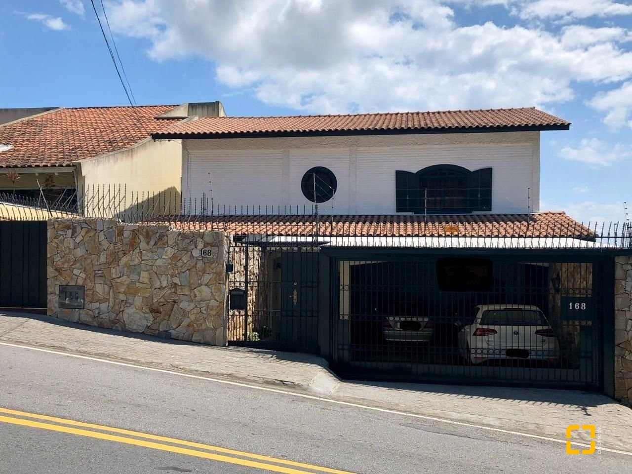 Casa com 416m², 4 quartos (sendo 1 suíte), 4 garagens, no bairro Morro da Cruz em Florianópolis