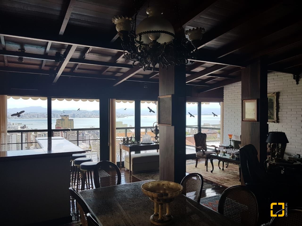 Casa com 416m², 4 quartos (sendo 1 suíte), 4 garagens, no bairro Morro da Cruz em Florianópolis