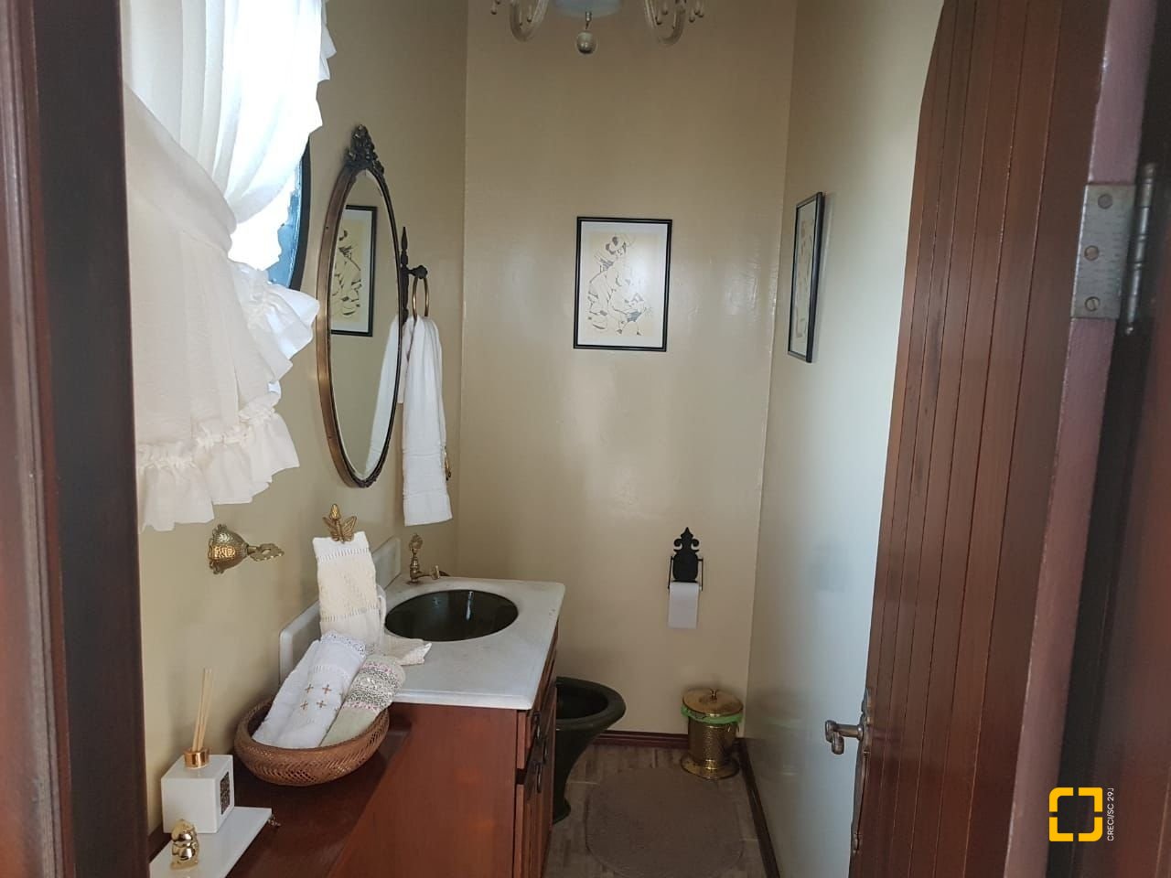Casa com 416m², 4 quartos (sendo 1 suíte), 4 garagens, no bairro Morro da Cruz em Florianópolis