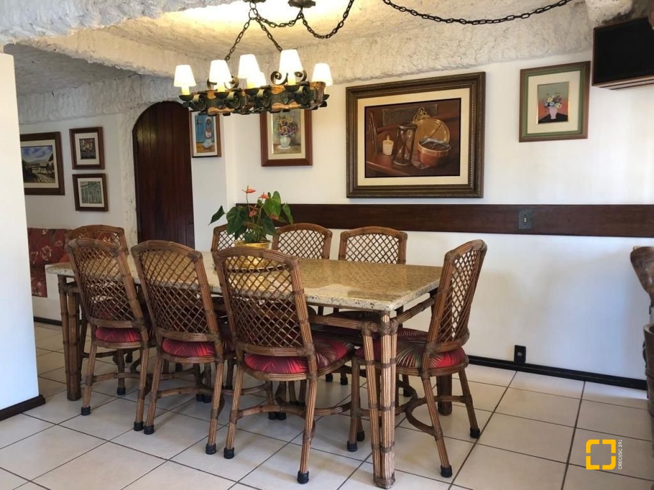 Casa com 416m², 4 quartos (sendo 1 suíte), 4 garagens, no bairro Morro da Cruz em Florianópolis
