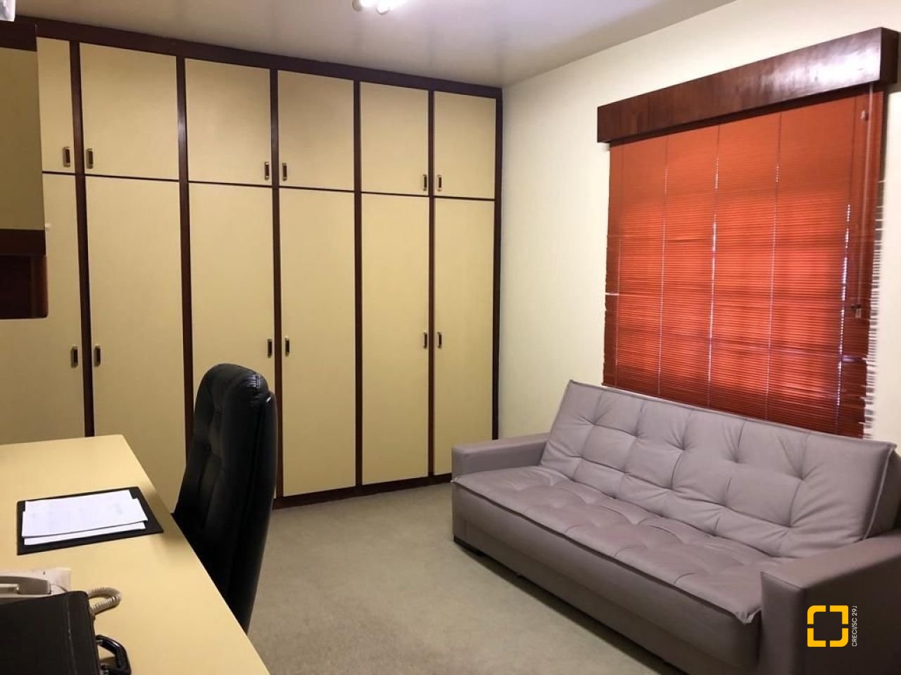 Casa com 416m², 4 quartos (sendo 1 suíte), 4 garagens, no bairro Morro da Cruz em Florianópolis