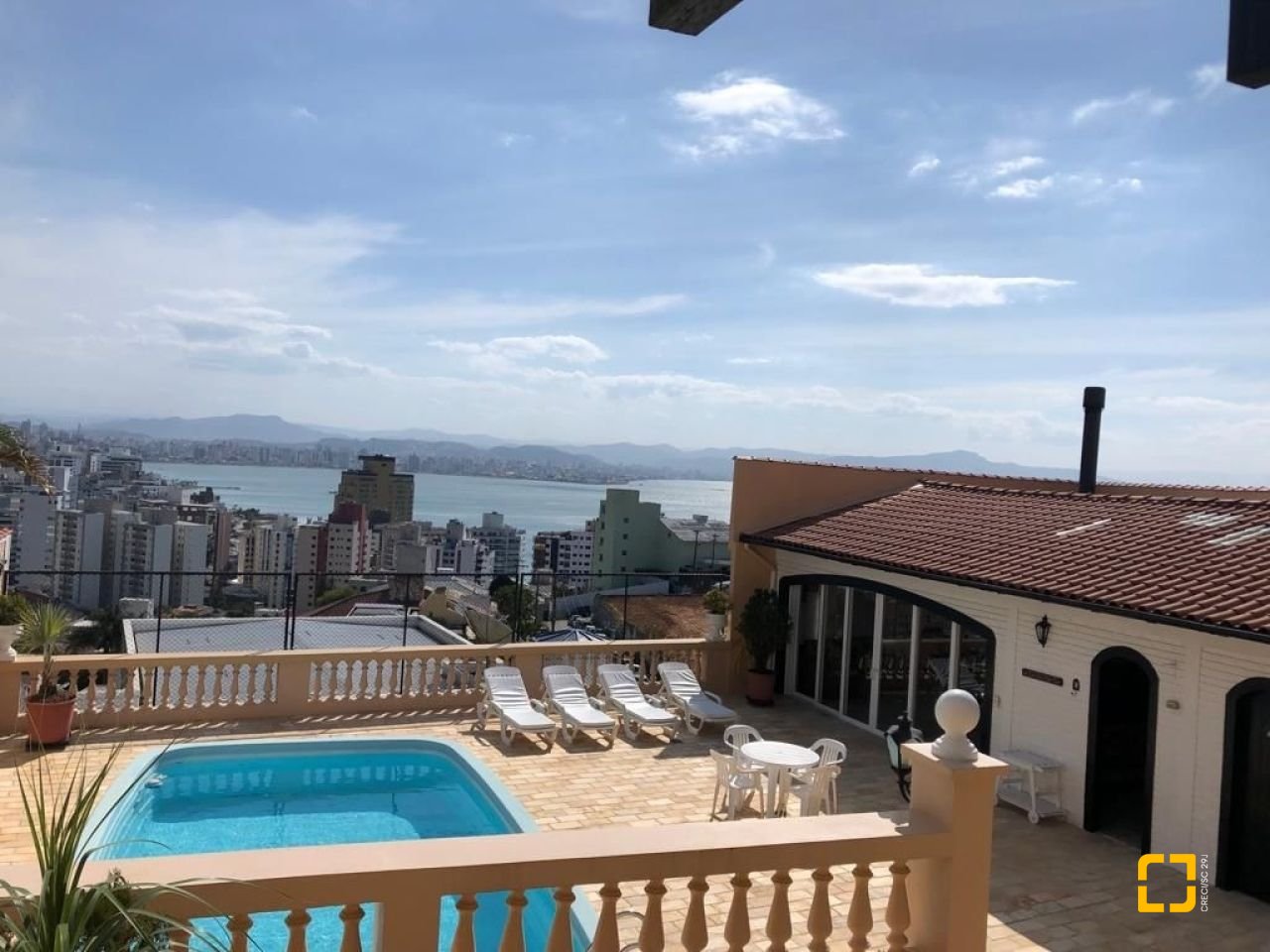 Casa com 416m², 4 quartos (sendo 1 suíte), 4 garagens, no bairro Morro da Cruz em Florianópolis