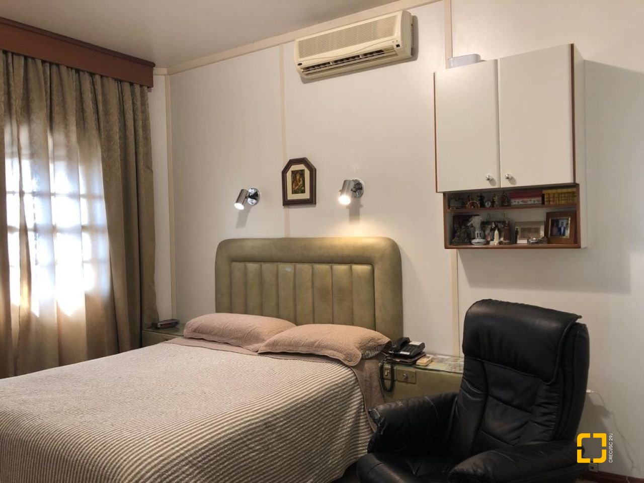 Casa com 416m², 4 quartos (sendo 1 suíte), 4 garagens, no bairro Morro da Cruz em Florianópolis