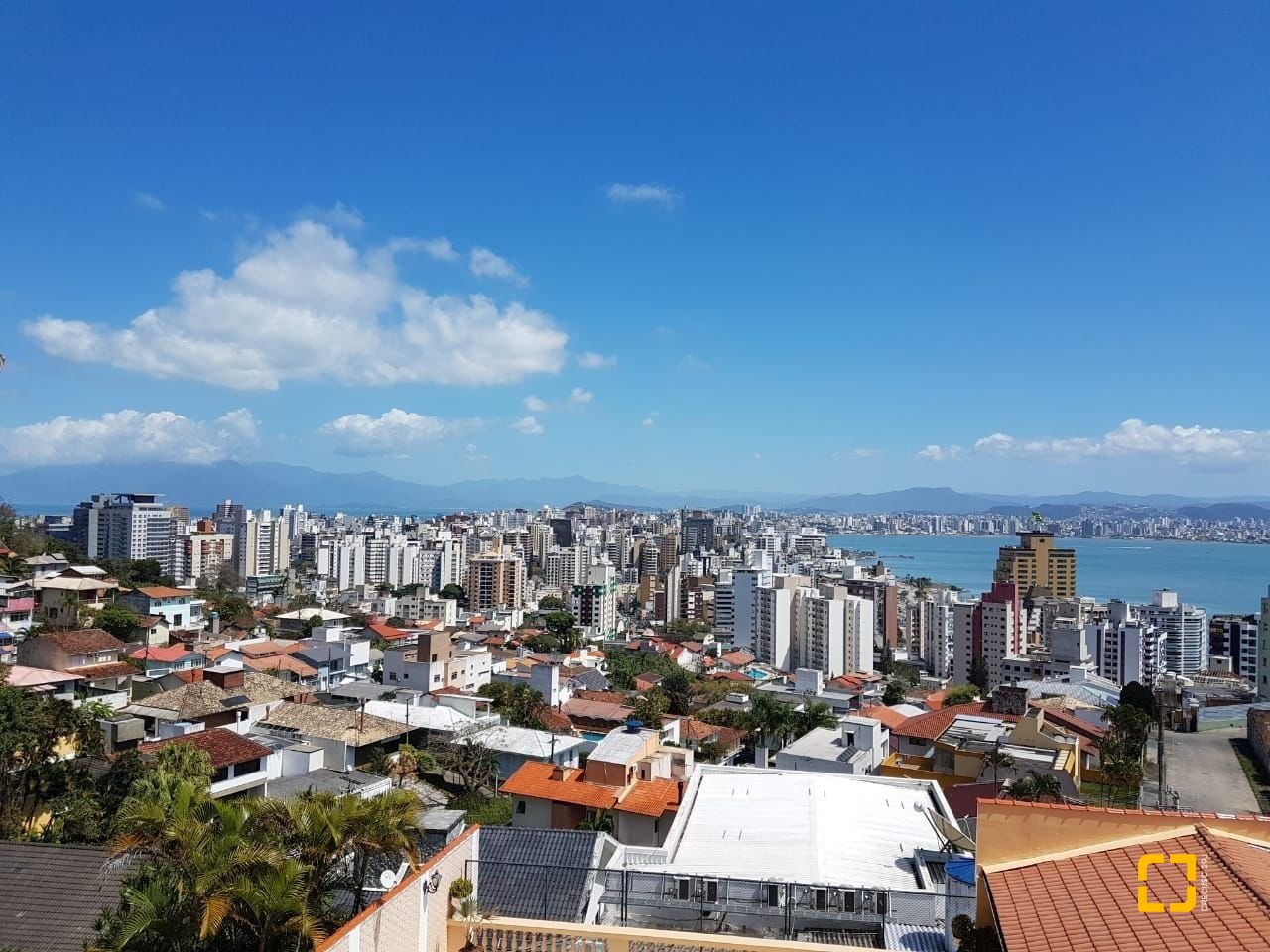Casa com 416m², 4 quartos (sendo 1 suíte), 4 garagens, no bairro Morro da Cruz em Florianópolis
