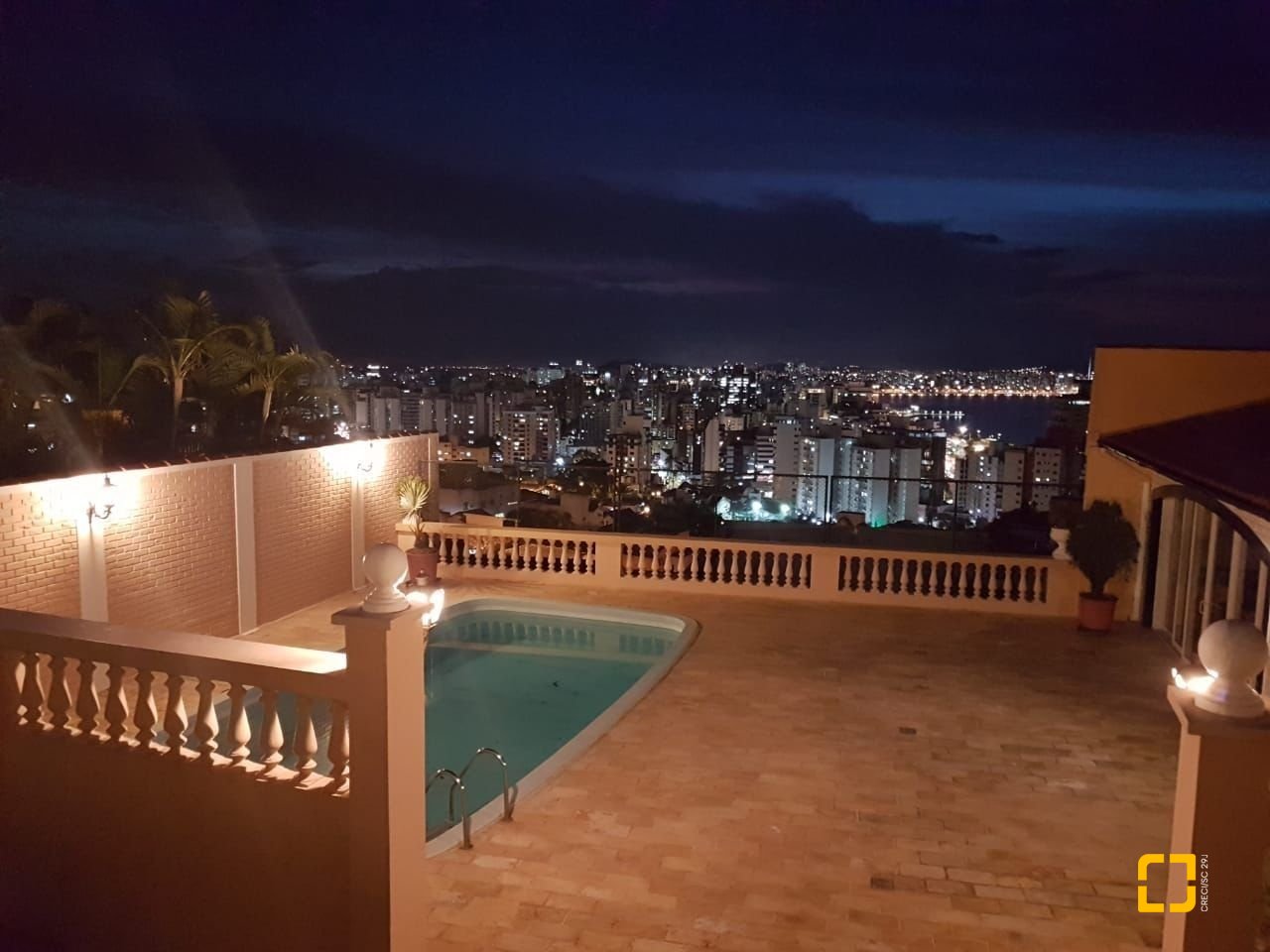 Casa com 416m², 4 quartos (sendo 1 suíte), 4 garagens, no bairro Morro da Cruz em Florianópolis