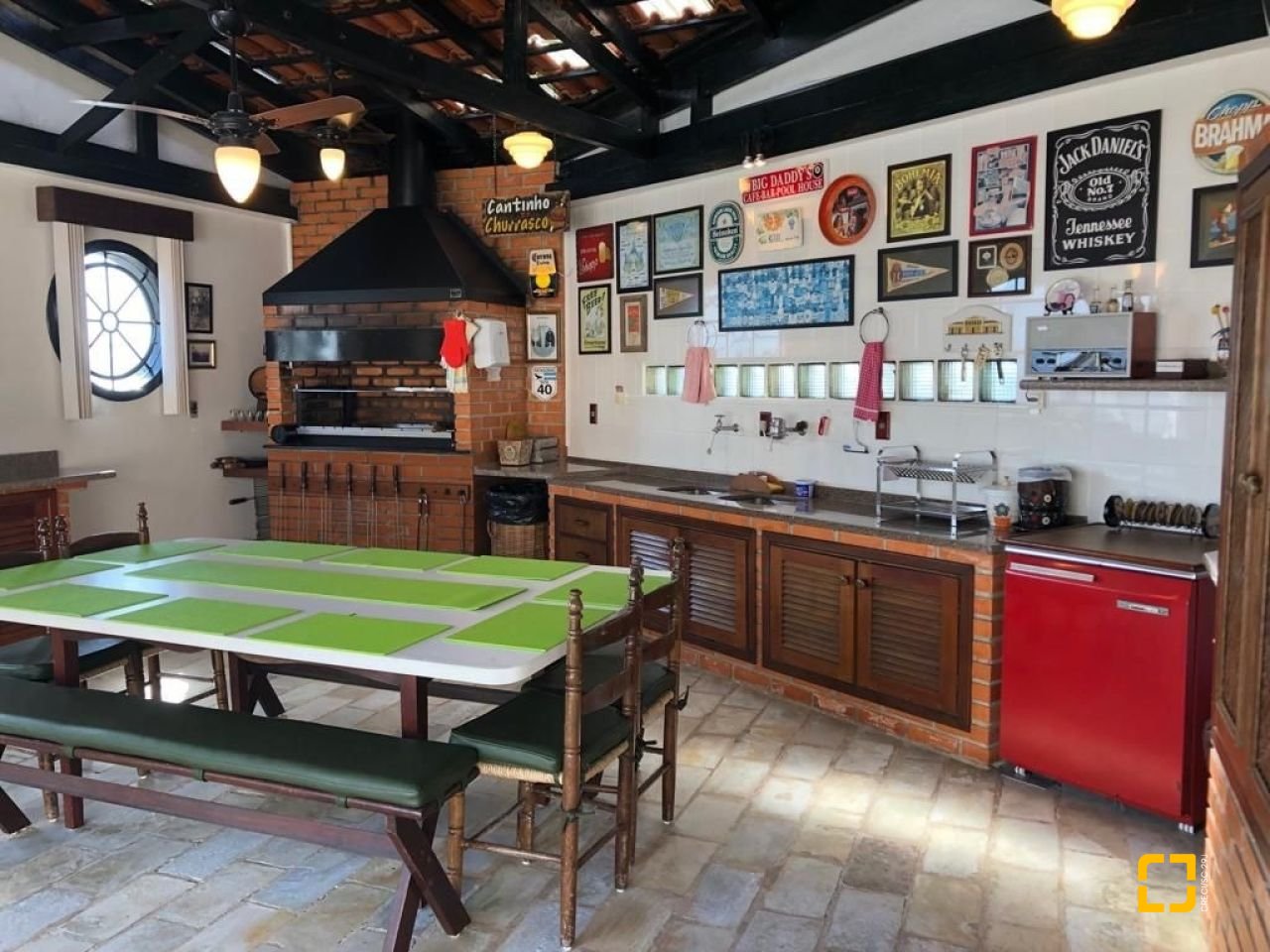 Casa com 416m², 4 quartos (sendo 1 suíte), 4 garagens, no bairro Morro da Cruz em Florianópolis