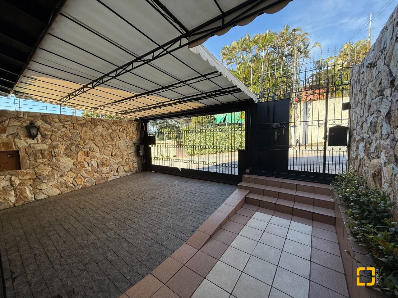 Casa com 416m², 4 quartos (sendo 1 suíte), 4 garagens, no bairro Morro da Cruz em Florianópolis