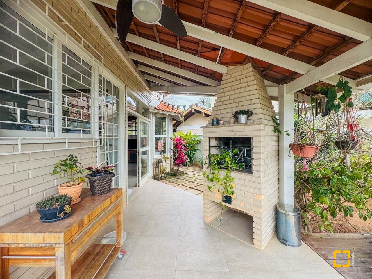 Casa com 160m², 4 quartos, 2 garagens, no bairro Lagoa da Conceição em Florianópolis
