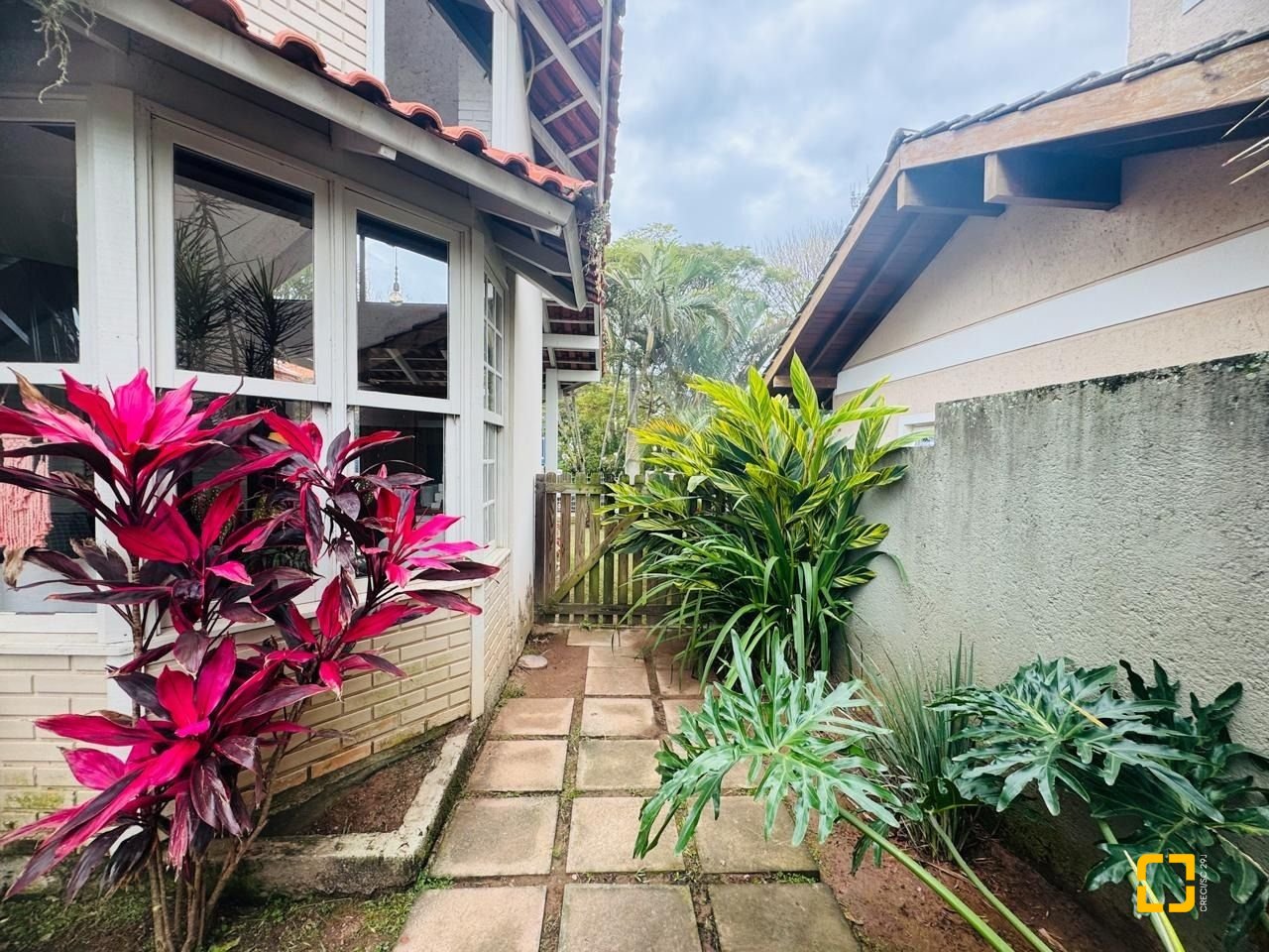 Casa com 160m², 4 quartos, 2 garagens, no bairro Lagoa da Conceição em Florianópolis