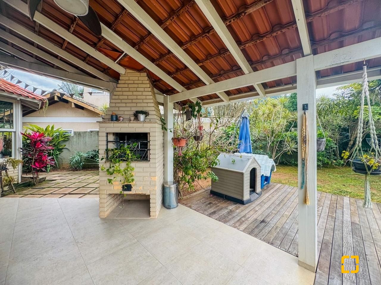 Casa com 160m², 4 quartos, 2 garagens, no bairro Lagoa da Conceição em Florianópolis