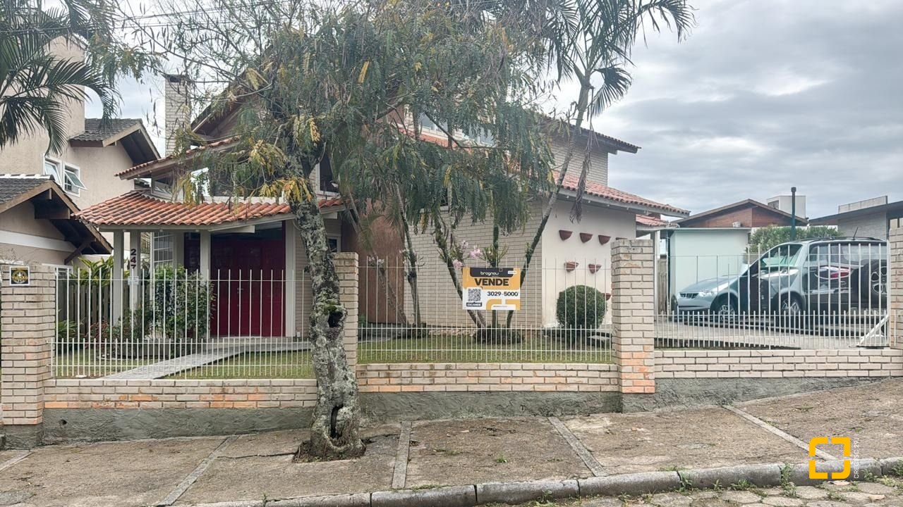 Casa com 160m², 4 quartos, 2 garagens, no bairro Lagoa da Conceição em Florianópolis