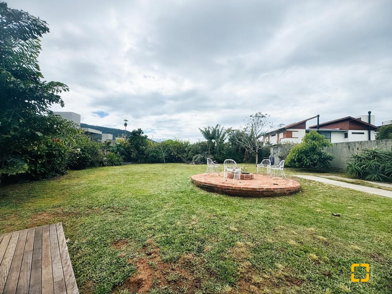 Casa com 160m², 4 quartos, 2 garagens, no bairro Lagoa da Conceição em Florianópolis