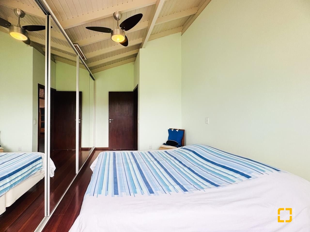 Casa com 160m², 4 quartos, 2 garagens, no bairro Lagoa da Conceição em Florianópolis
