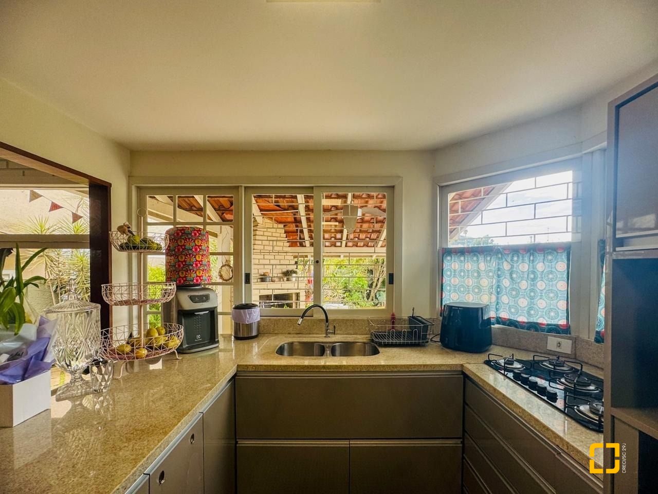 Casa com 160m², 4 quartos, 2 garagens, no bairro Lagoa da Conceição em Florianópolis