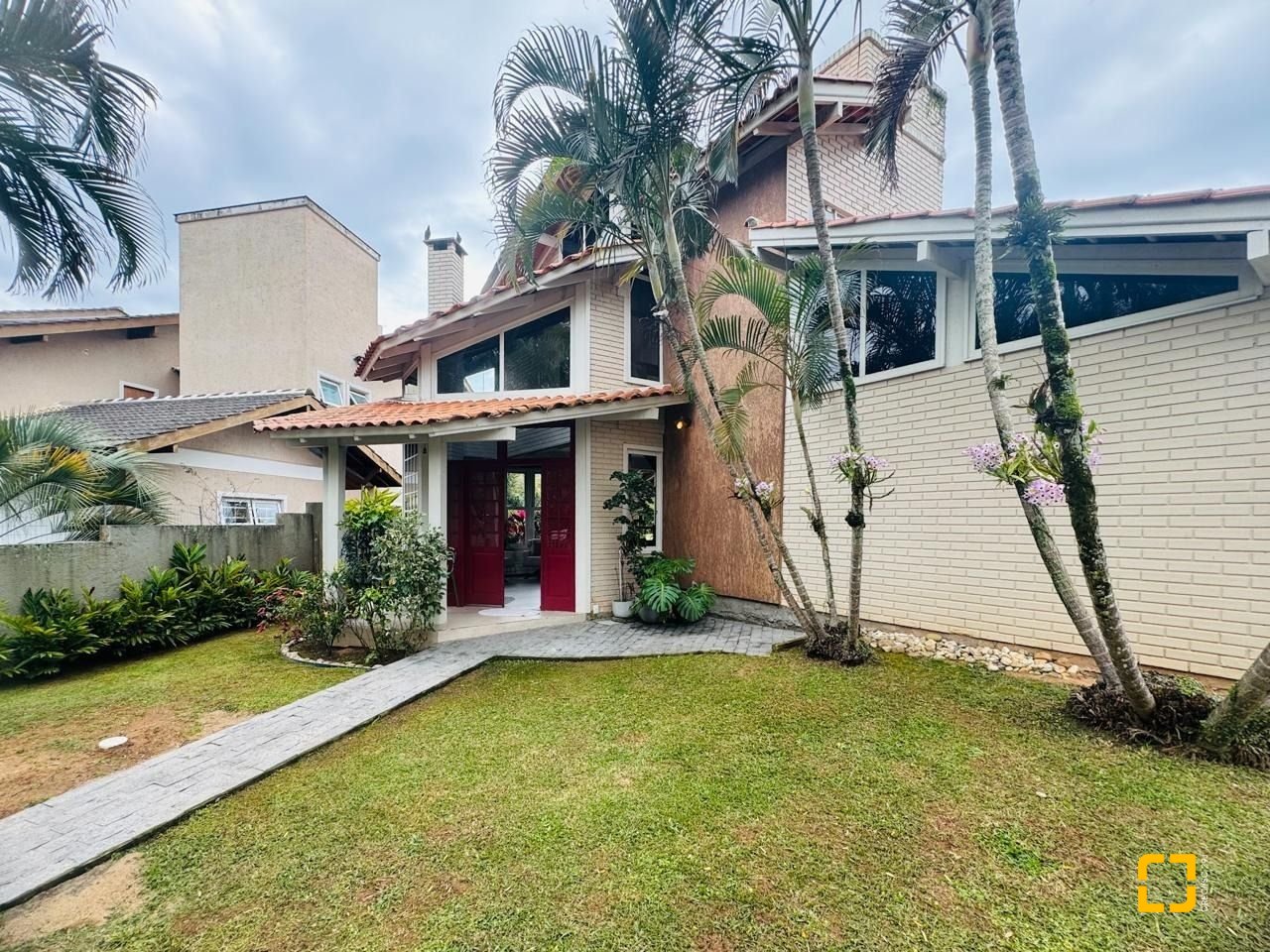 Casa com 160m², 4 quartos, 2 garagens, no bairro Lagoa da Conceição em Florianópolis