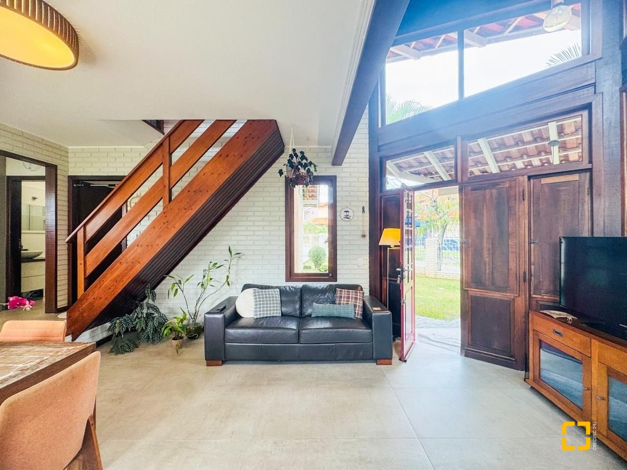 Casa com 160m², 4 quartos, 2 garagens, no bairro Lagoa da Conceição em Florianópolis