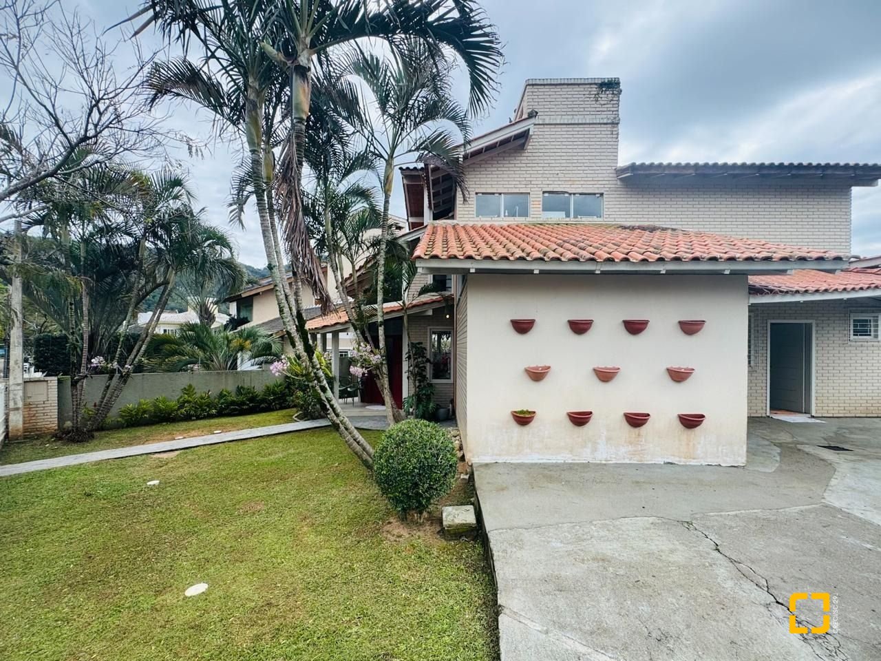 Casa com 160m², 4 quartos, 2 garagens, no bairro Lagoa da Conceição em Florianópolis