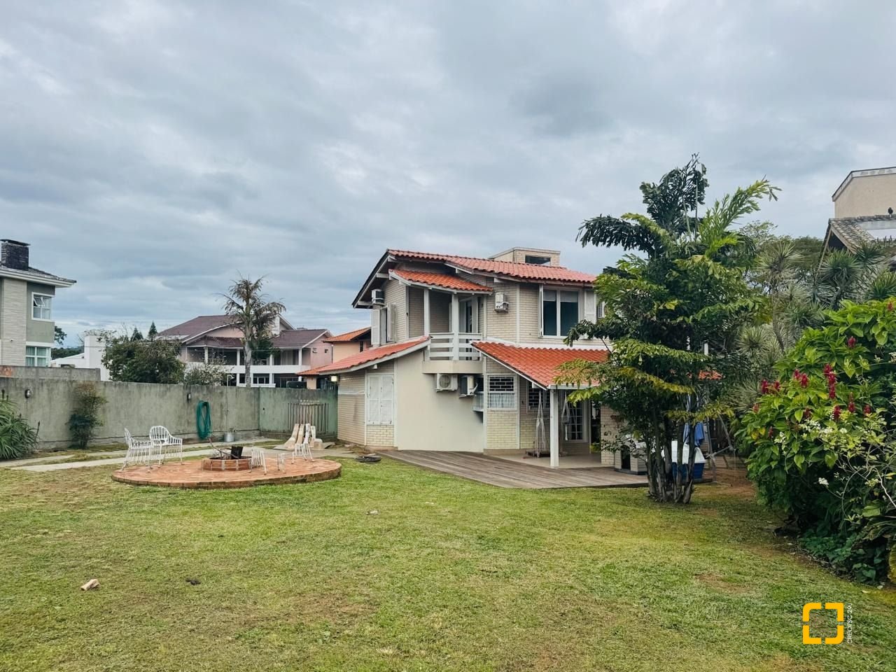 Casa com 160m², 4 quartos, 2 garagens, no bairro Lagoa da Conceição em Florianópolis