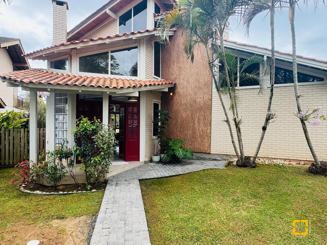 Casa com 160m², 4 quartos, 2 garagens, no bairro Lagoa da Conceição em Florianópolis