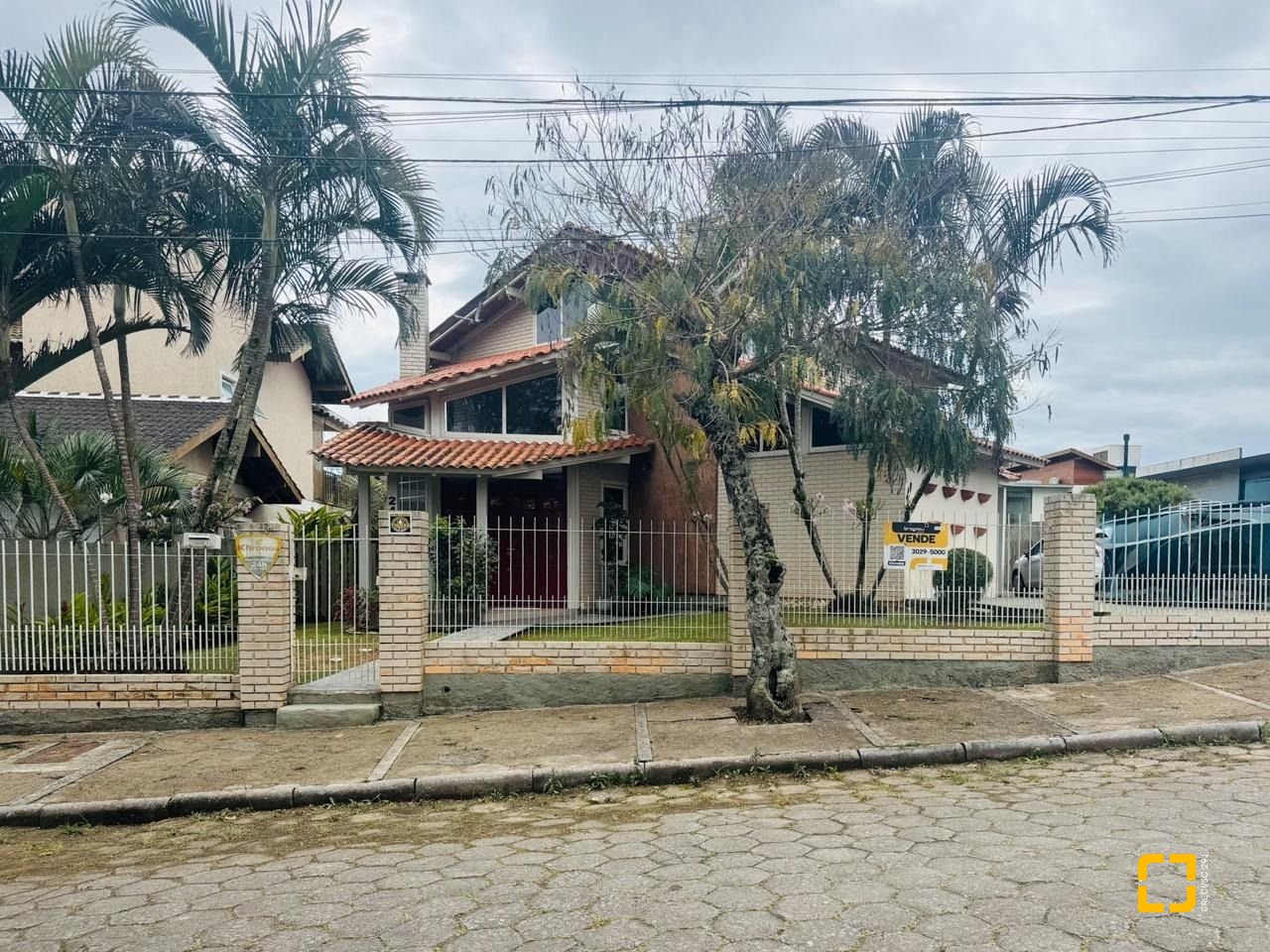 Casa com 160m², 4 quartos, 2 garagens, no bairro Lagoa da Conceição em Florianópolis