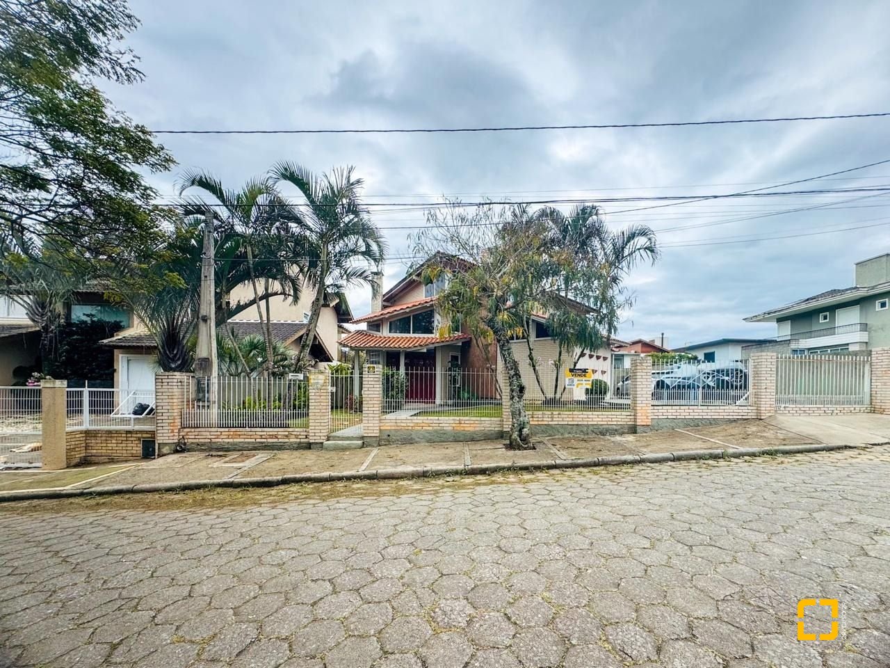 Casa com 160m², 4 quartos, 2 garagens, no bairro Lagoa da Conceição em Florianópolis