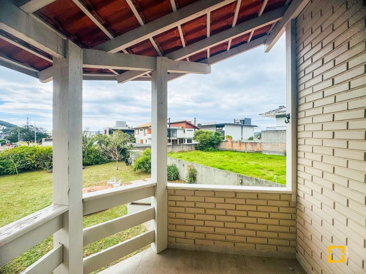 Casa com 160m², 4 quartos, 2 garagens, no bairro Lagoa da Conceição em Florianópolis