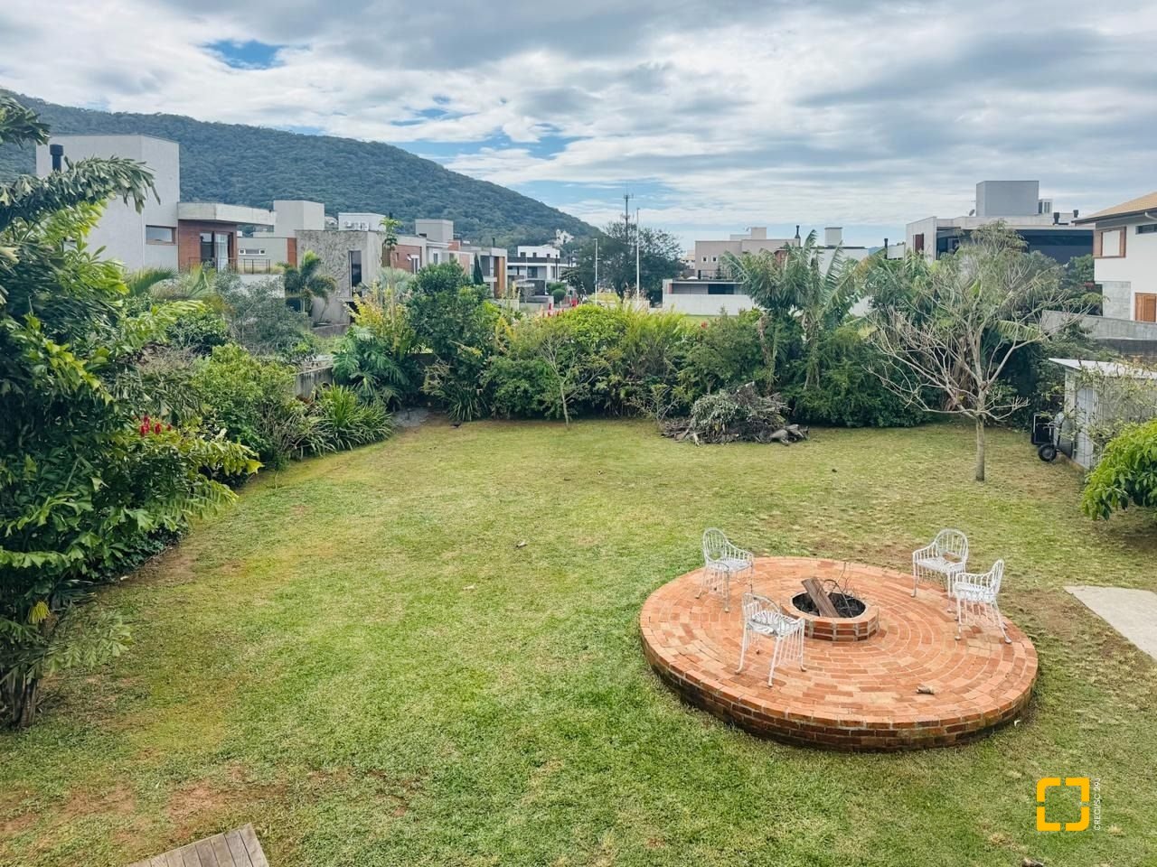 Casa com 160m², 4 quartos, 2 garagens, no bairro Lagoa da Conceição em Florianópolis