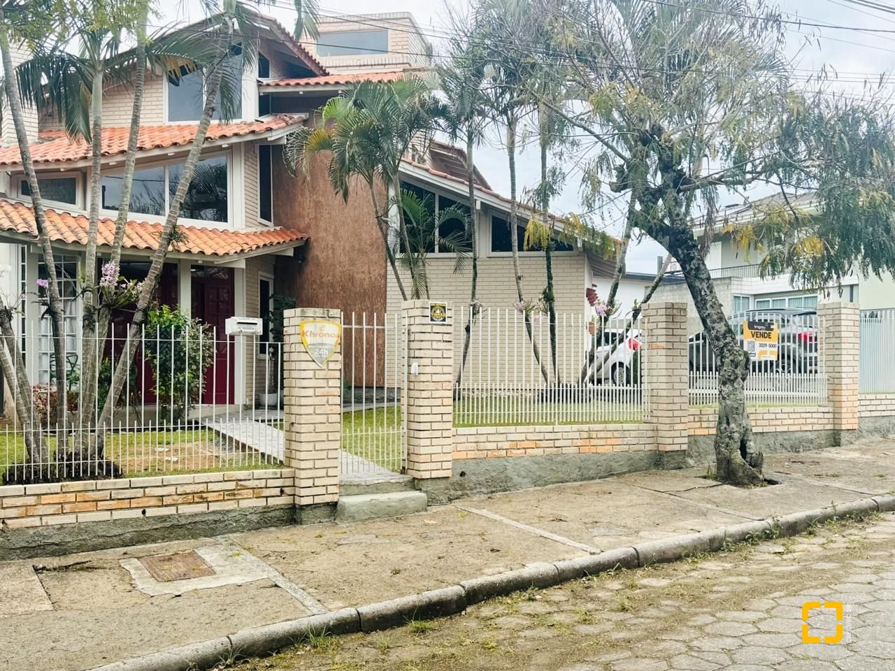 Casa com 160m², 4 quartos, 2 garagens, no bairro Lagoa da Conceição em Florianópolis
