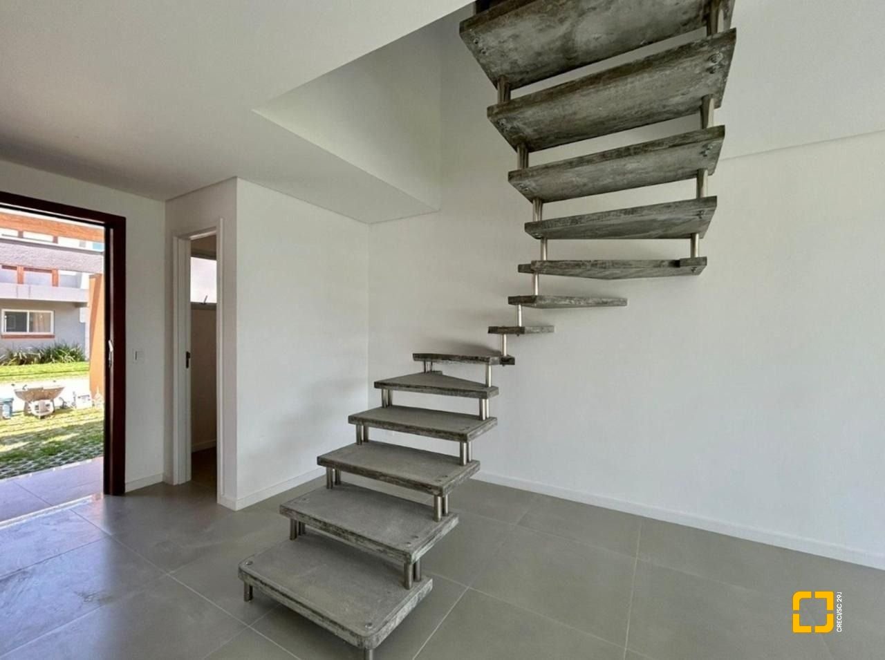 Casa de Condomínio com 95m², 4 quartos (sendo 1 suíte), 1 garagem, no bairro Morro das Pedras em Florianópolis