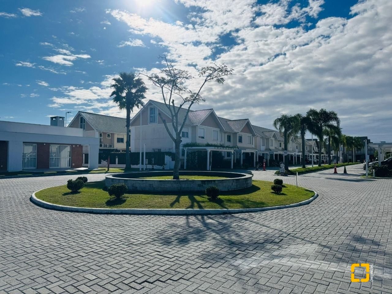 Casa de Condomínio com 95m², 4 quartos (sendo 1 suíte), 1 garagem, no bairro Morro das Pedras em Florianópolis