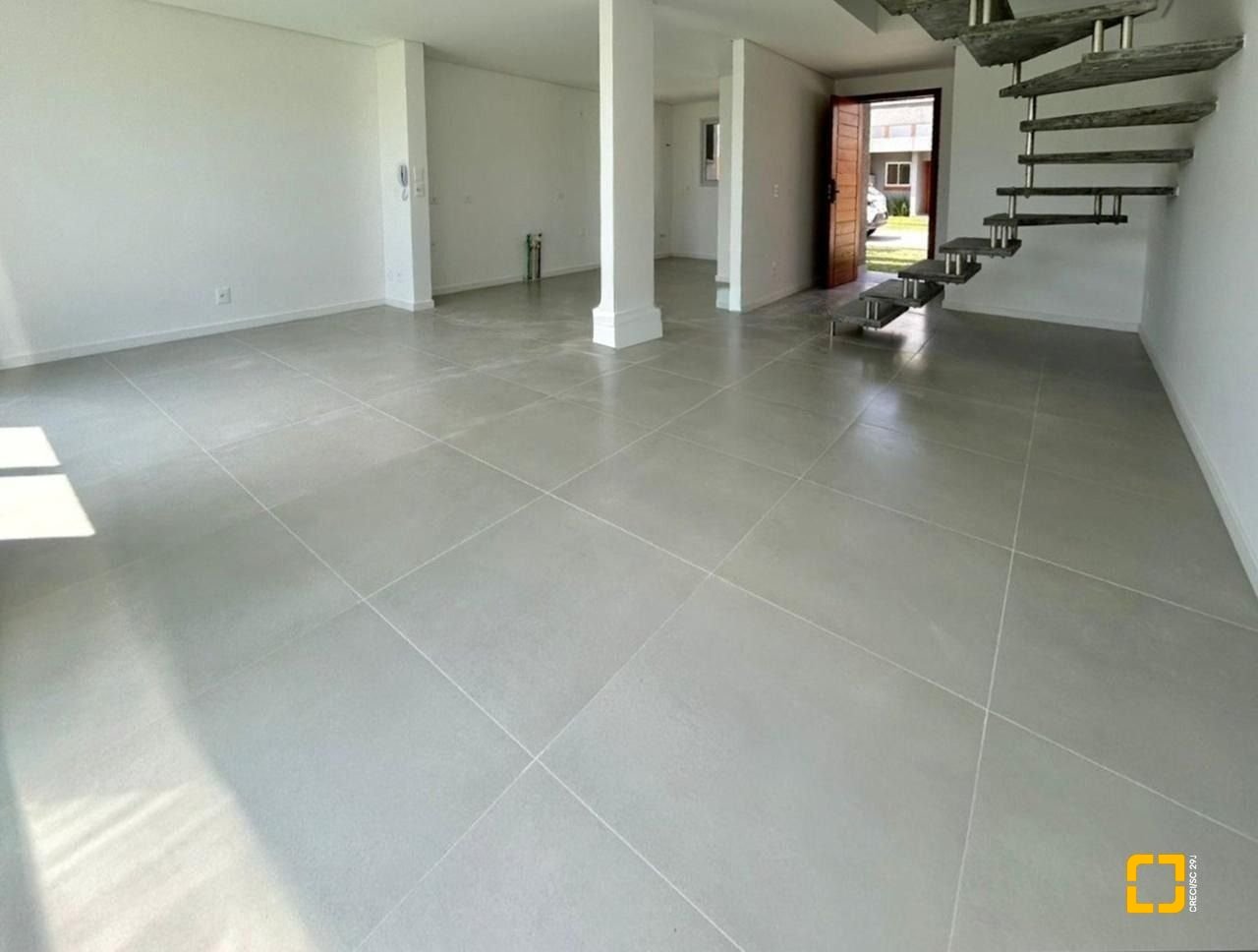Casa de Condomínio com 95m², 4 quartos (sendo 1 suíte), 1 garagem, no bairro Morro das Pedras em Florianópolis