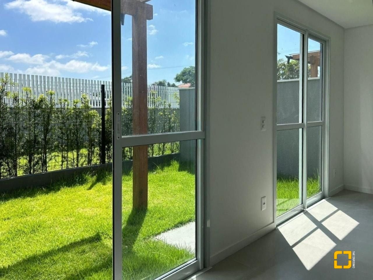 Casa de Condomínio com 95m², 4 quartos (sendo 1 suíte), 1 garagem, no bairro Morro das Pedras em Florianópolis