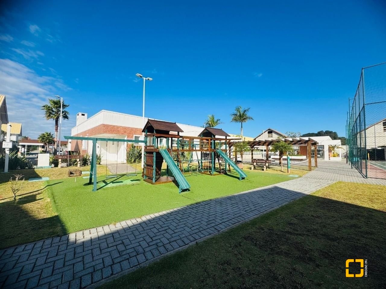 Casa de Condomínio com 95m², 4 quartos (sendo 1 suíte), 1 garagem, no bairro Morro das Pedras em Florianópolis