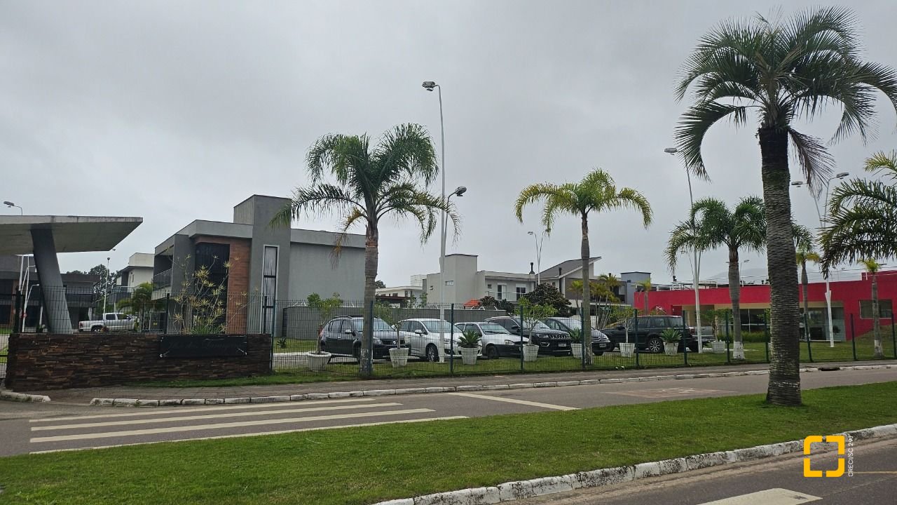 Casa de Condomínio com 238m², 6 quartos (sendo 3 suítes), 2 garagens, no bairro São João do Rio Vermelho em Florianópolis