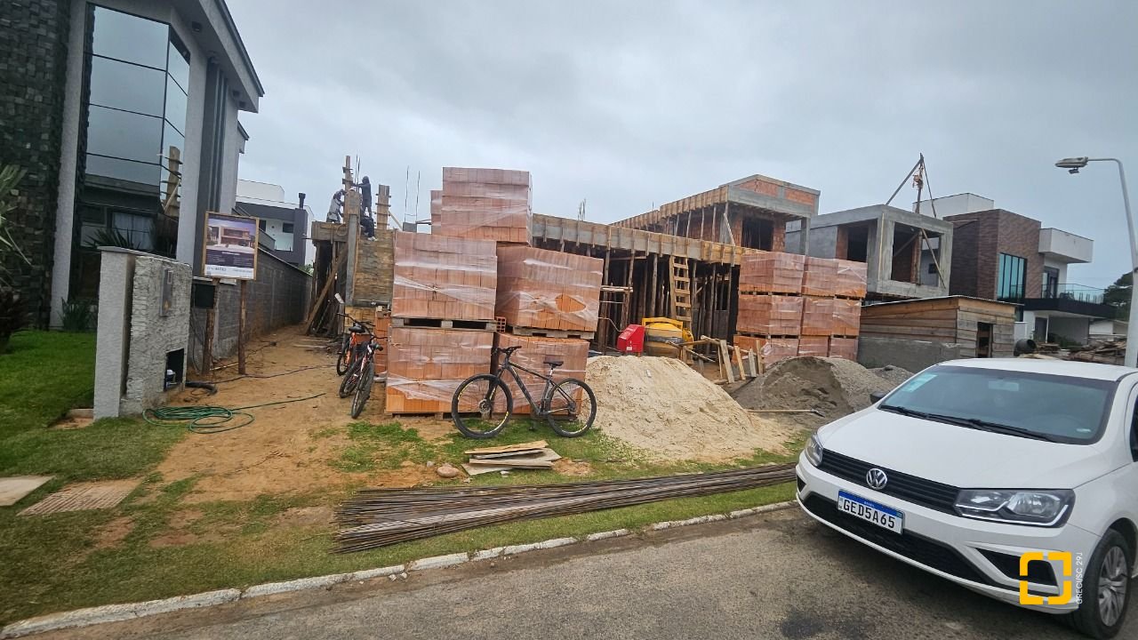 Casa de Condomínio com 238m², 6 quartos (sendo 3 suítes), 2 garagens, no bairro São João do Rio Vermelho em Florianópolis
