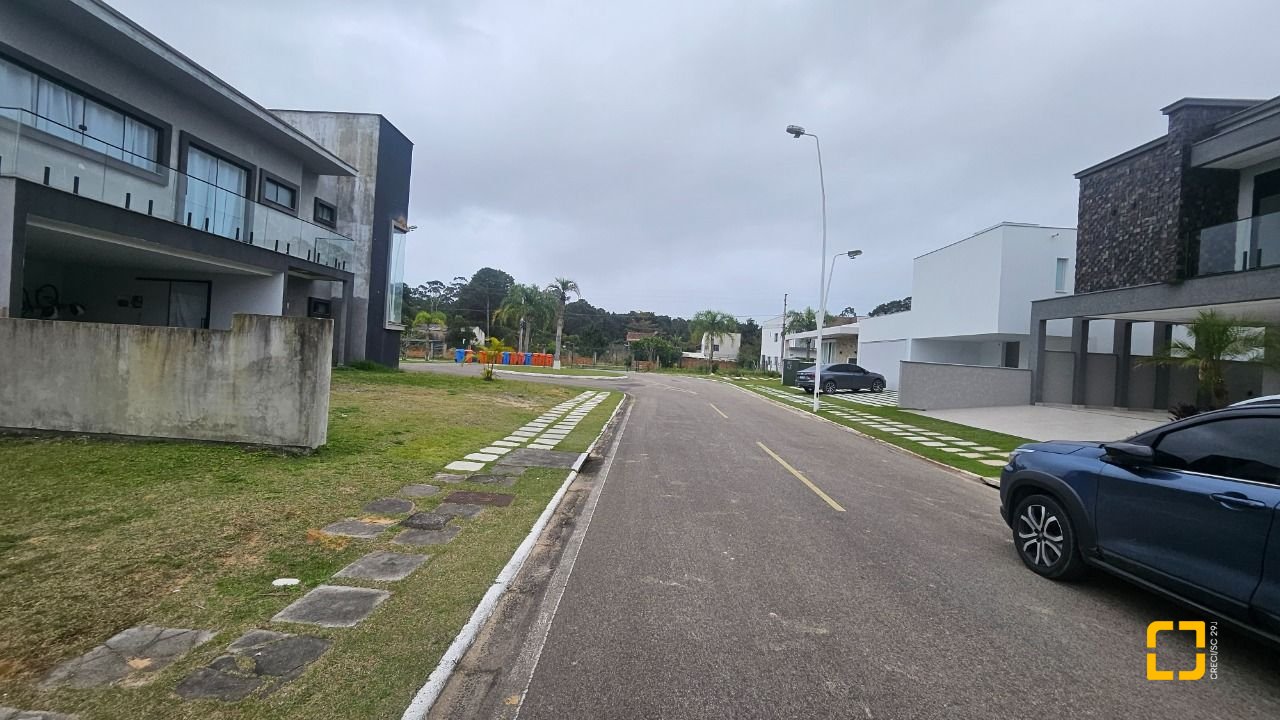 Casa de Condomínio com 238m², 6 quartos (sendo 3 suítes), 2 garagens, no bairro São João do Rio Vermelho em Florianópolis