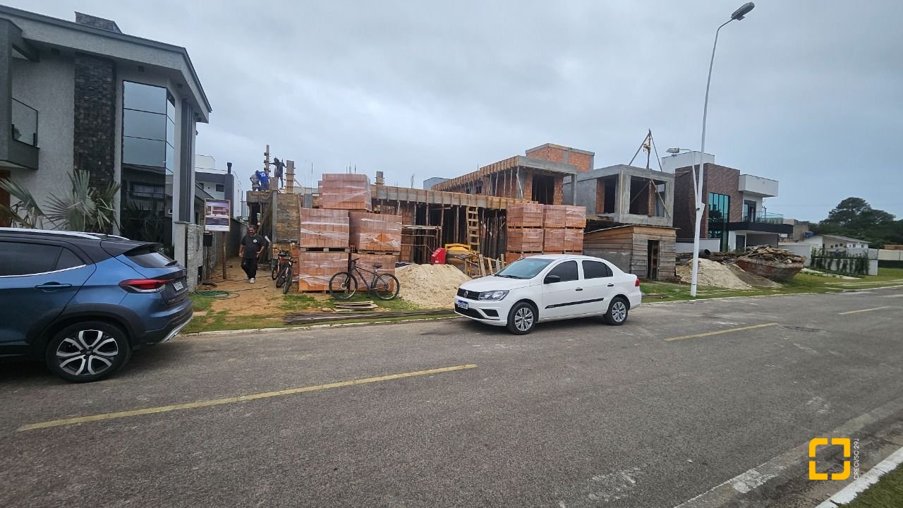 Casa de Condomínio com 238m², 6 quartos (sendo 3 suítes), 2 garagens, no bairro São João do Rio Vermelho em Florianópolis